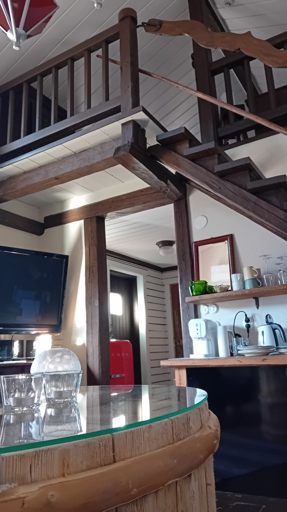 Huoneisto on valoisa ja korkea, ja nukkumapaikat sijaitsevat parvella. Huoneistossa majoittuu neljä ihmistä: siellä on parivuode ja kaksi lattiapatjaa. Kuva: Enni Ylenius