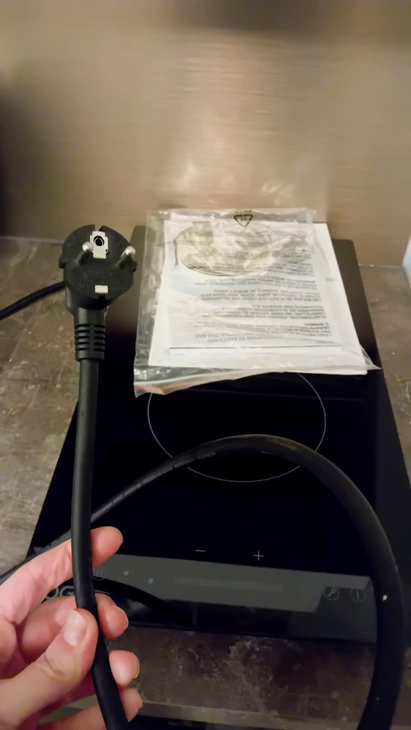 Kuva: Enni Ylenius (2025), liesitason asennus.