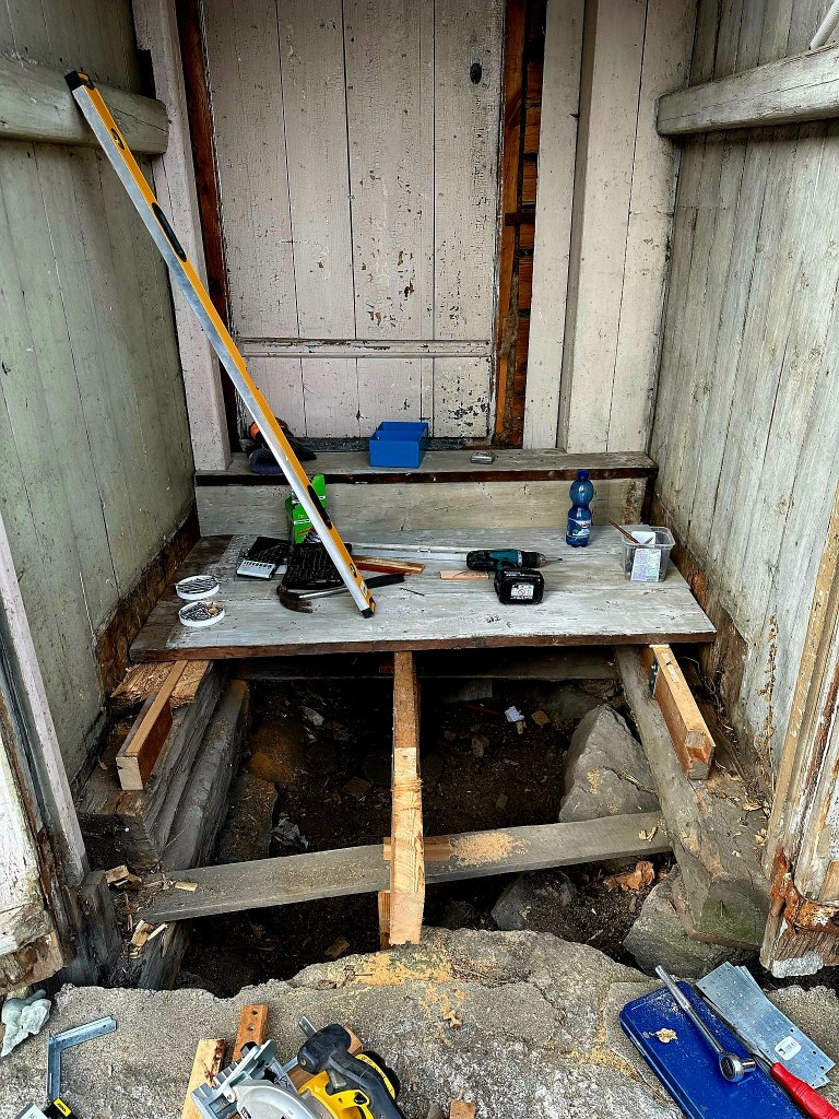 Kuva: Enni Ylenius. Kuistin korjausta Länsikadulla maaliskuussa 2025.