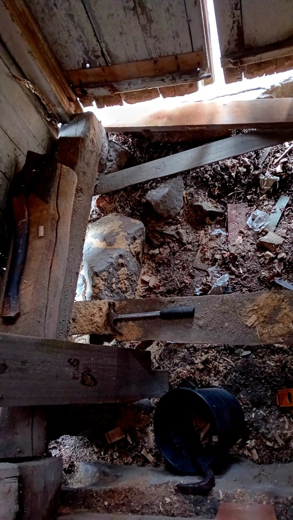 Kuva: Enni Ylenius. Kuistin korjausta Länsikadulla maaliskuussa 2025.